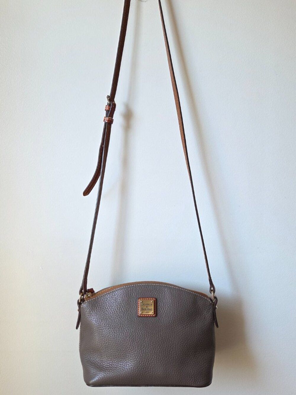 EUC DOONEY & BOURKE GENUINE LEATHER TAUPE/BROWN SMALL CORSSBODY BAG